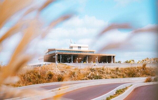 ‘제주도 억새 군락지’로 유명한 애월읍 어음리 일대에 위치한 9.81파크 (사진출처=한국관광공사)