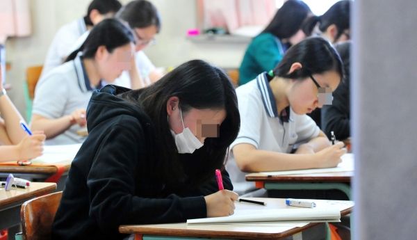 수능시험을 치르는 수험생의 모습. (사진-뉴스앤북DB)