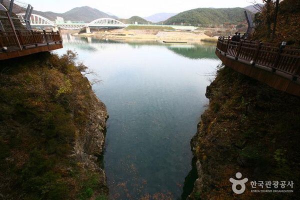 충북 단양여행 남한강 절벽 산책로 (사진출처=한국관광공사)
