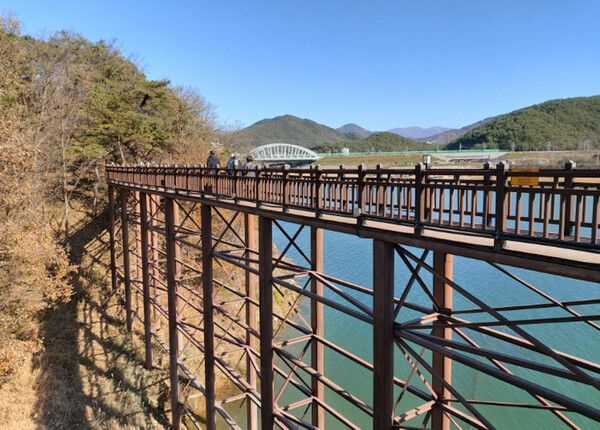 충북 단양여행 남한강 절벽 산책로 (사진출처=한국관광공사)