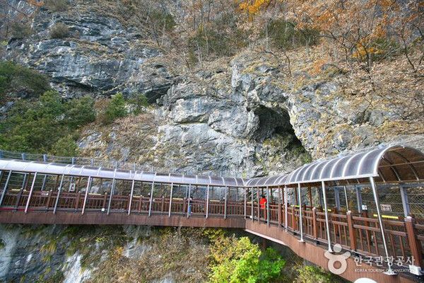 충북 단양여행 남한강 절벽 산책로 (사진출처=한국관광공사)