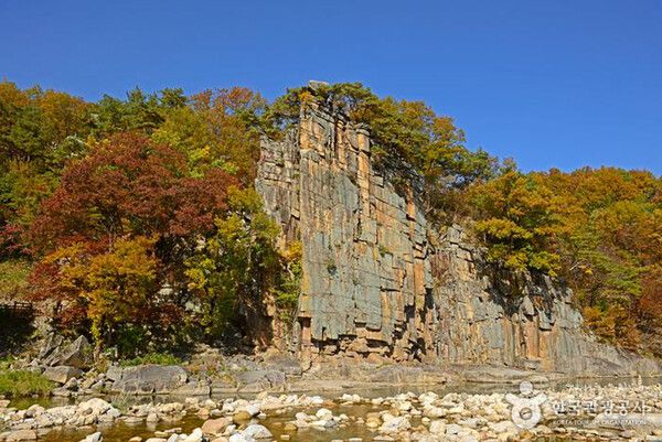 충북 단양여행 남한강 절벽 산책로 (사진출처=한국관광공사)