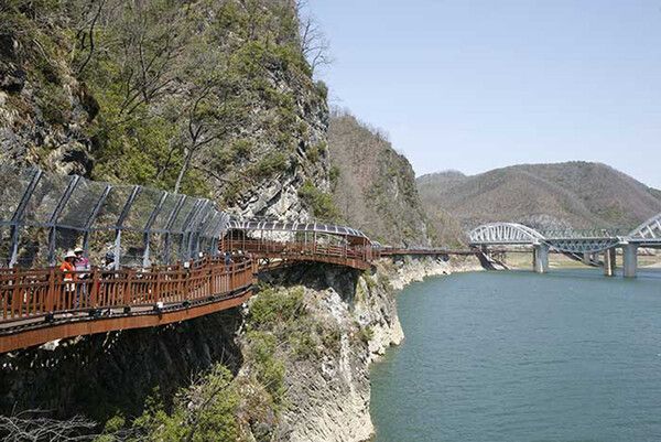 충북 단양여행 남한강 절벽 산책로 (사진출처=한국관광공사)