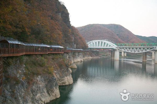 충북 단양여행 남한강 절벽 산책로 (사진출처=한국관광공사)