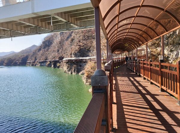 충북 단양여행 남한강 절벽 산책로 (사진출처=한국관광공사)