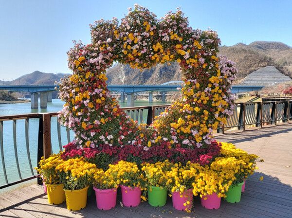 충북 단양여행 남한강 절벽 산책로 (사진출처=한국관광공사)