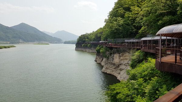 충북 단양여행 남한강 절벽 산책로 (사진출처=한국관광공사)