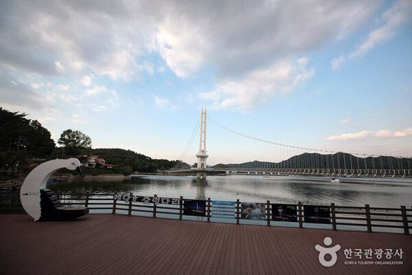 예산여행, 우리나라에서 가장 긴 예당호출렁다리 전경 (사진출처=한국관광공사)