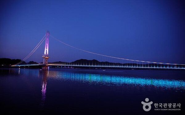 예산여행, 예당호출렁다리 야경 (사진출처=한국관광공사)