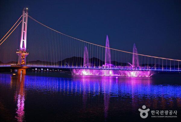 예산여행, 예당호출렁다리의 LED 불빛과 물줄기가 춤을 추는 음악분수 (사진출처=한국관광공사)