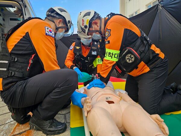 대전대덕소방서(서장 김종화)는 29일 대덕구 홍도동 소재 철거예정 건물을 활용한 재난대응 가상화재 훈련을 실시했다. (사진=전우용 기자)