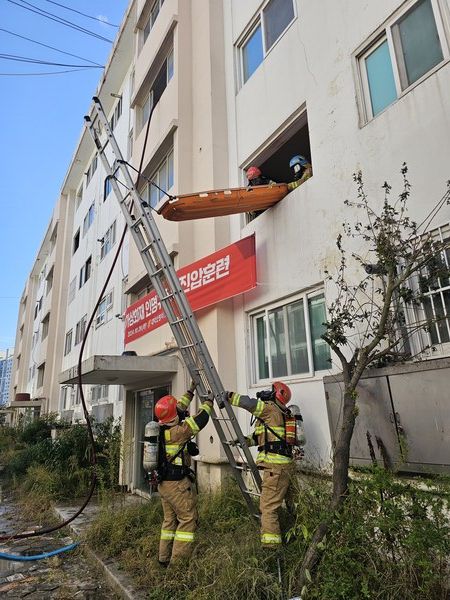 대전대덕소방서(서장 김종화)는 29일 대덕구 홍도동 소재 철거예정 건물을 활용한 재난대응 가상화재 훈련을 실시했다. (사진=전우용 기자)