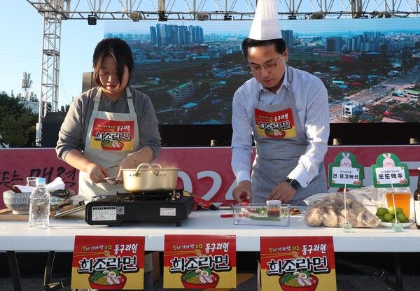 2024 대전 동구동락 축제 현장에서 박희조 동구청장(오른쪽)이 요리체험을 하고 있다. (사진=전우용 기자)