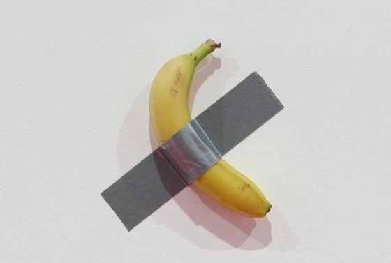 마우리치오 카텔란의 '코미디언' (사진=리움미술관)