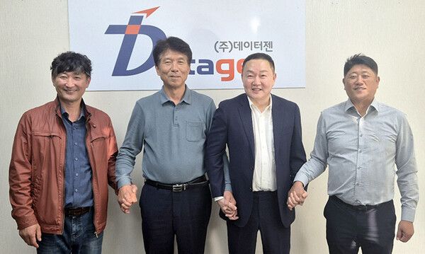 축산업의 6차 산업화를 목표로, 양돈업의 생산, 가공, 유통, 판매 등 각 분야의 전문가들이 모여 신사업 모델 구축과 활성화를 위한 협약식을 맺었다. (사진 왼쪽부터 (주)직통미트 강민수 전무, 선우농장 이창연 대표, (주)데이터젠 임선묵 대표, 농업회사법인(유)직통 최권엽 최고관리자)