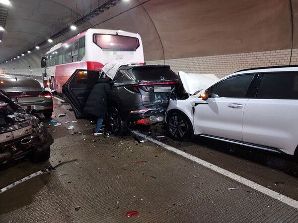 완주 새만금포항고속도로 소양1터널 차량 추돌사고 /&nbsp;&nbsp;(사진=전북특별자치도소방본부 제공)&nbsp;