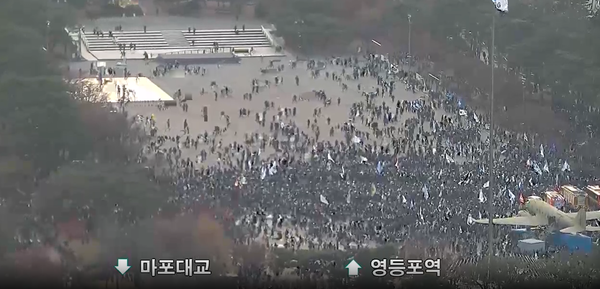 윤석열 탄핵 광화문 여의도 국회 집회 / cctv 영상 캡쳐&nbsp;