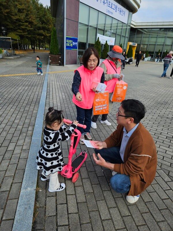 아동권리보장단이 아동참여기구와 함께 독립기념관에서 진행한 아동권리 옹호 캠페인 모습. (사진=천안시 제공)