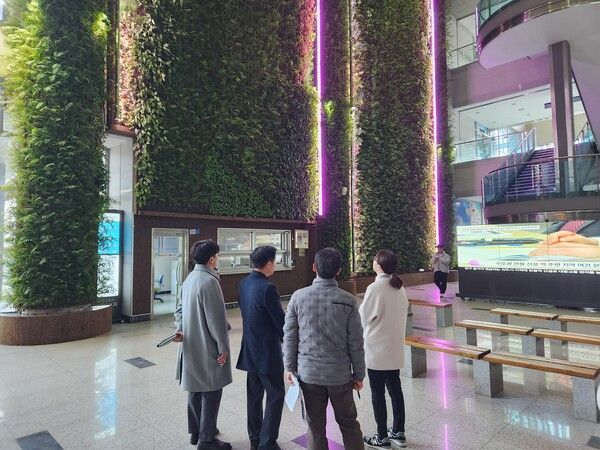 대전광역시 의회 관계자 등이 지난 20일 천안시청 실내정원을 방문해 벤치마킹을 진행했다. (사진=천안시 제공)