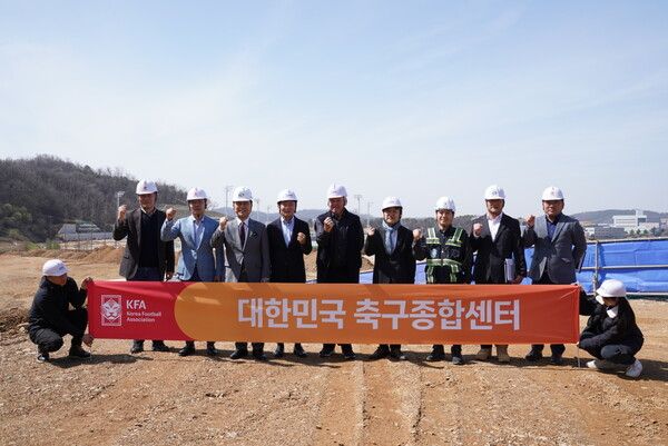 히딩크 전 대한민국 축구국가대표 감독과 정몽규 축구협회장, 박상돈 천안시장이 지난달 31일 대한민국 축구종합센터 건립 현장을 둘러봤다. (사진=천안시 제공)