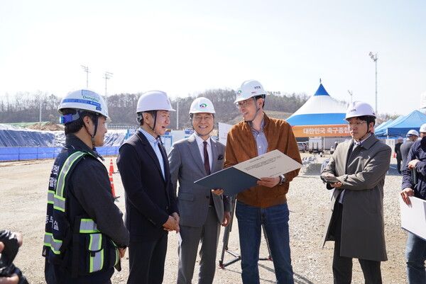 히딩크 전 대한민국 축구국가대표 감독과 정몽규 축구협회장, 박상돈 천안시장이 지난달 31일 대한민국 축구종합센터 건립 현장을 둘러봤다. (사진=천안시 제공)
