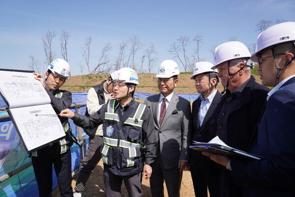 히딩크 전 대한민국 축구국가대표 감독과 정몽규 축구협회장, 박상돈 천안시장이 지난달 31일 대한민국 축구종합센터 건립 현장을 둘러봤다. (사진=천안시 제공)