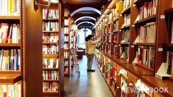 대전 서구 한 서점에서 시민이 책을 고르고 있다. 전우용 기자