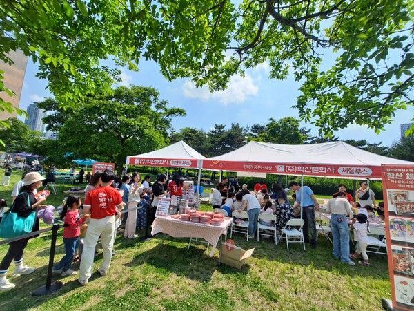 ’책 읽는 한강공원’ 학산문화사 부스에 방문한 시민들 (사진제공=학산문화사)