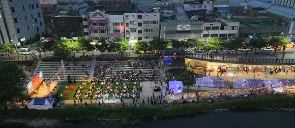 대전시민들이 24일 저녁 목척교 수변공원에서 열린 2024년 동구 문화유산 야행 ‘밤하늘, 달콤한 문화산책’을 즐기고 있다. (사진=동구 제공)