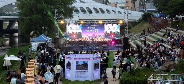 대전시민들이 24일 저녁 목척교 수변공원에서 열린 2024년 동구 문화유산 야행 ‘밤하늘, 달콤한 문화산책’을 즐기고 있다. (사진=동구 제공)