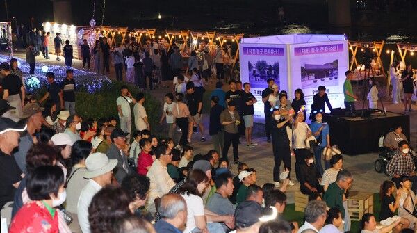 대전시민들이 24일 저녁 목척교 수변공원에서 열린 2024년 동구 문화유산 야행 ‘밤하늘, 달콤한 문화산책’을 즐기고 있다. (사진=동구 제공)