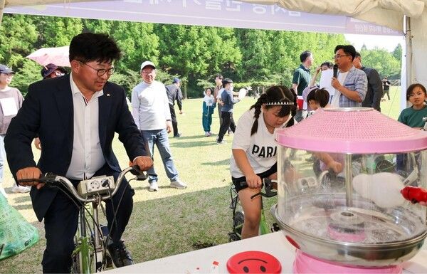 최충규 대덕구청장(사진 왼쪽)이 방문객과 함께 솜사탕 만들기 프로그램을 체험하고 있다. (사진=대덕구 제공)