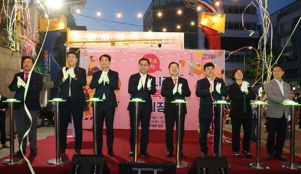 박희조 동구청장(사진 왼쪽 네 번째)와 이장우 대전시장(사진 왼쪽 다섯 번째) 등 내빈들이 중앙시장 야시장 개막을 축하하고 있다.. (사진=대전 동구 제공)