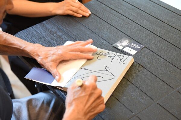 '나는 읽고 쓰고 버린다' 책 저서 손웅정 감독이 팬에게 사인한뒤 기념촬영을 하고 있다. 전우용 기자