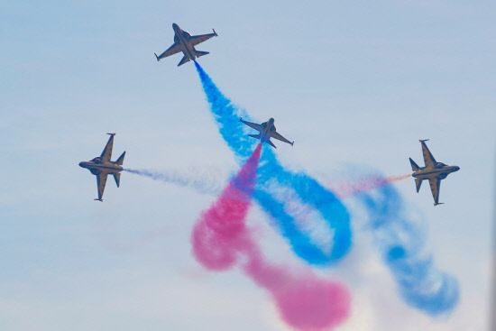 &nbsp;블랙이글스 축하비행 / 거제시 제공