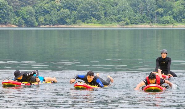도시홍수 대비 수난훈련이 7일 대청댐 선착장에서 열려 대전소방본부 산하 센터 전직원을 대상으로 레스큐 보드를 활용, 인명구조훈련을 실시하고 있다. 전우용 기자