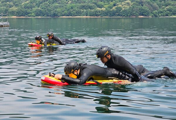 도시홍수 대비 수난훈련이 7일 대청댐 선착장에서 열려 대전소방본부 산하 센터 전직원을 대상으로 레스큐 보드를 활용, 인명구조훈련을 실시하고 있다. 전우용 기자