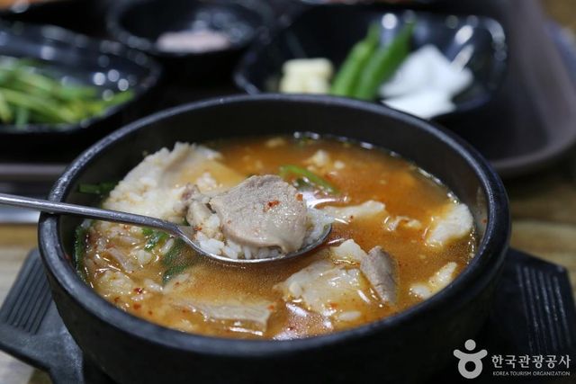 부산 초량육미거리 미식 탐방(사진=한국관광공사 제공)