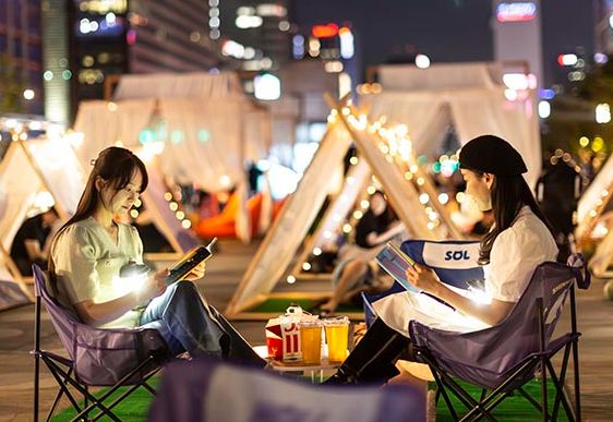 서울야외도서관, 한여름에도 시민들에게 끊김 없는 독서 공간을 제공하기 위해 휴장이 아닌 운영시간을 야간(16시~21시)으로 조정해 ‘밤의 야외도서관’으로 운영된다. (사진=서울시)