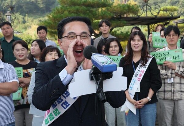 대전 동구는 1일 구청 바람정원에서 전 직원이 함께하는 ‘청렴동구 외치기 데시벨 챌린지’를 실시 (사진=대전 동구 제공)