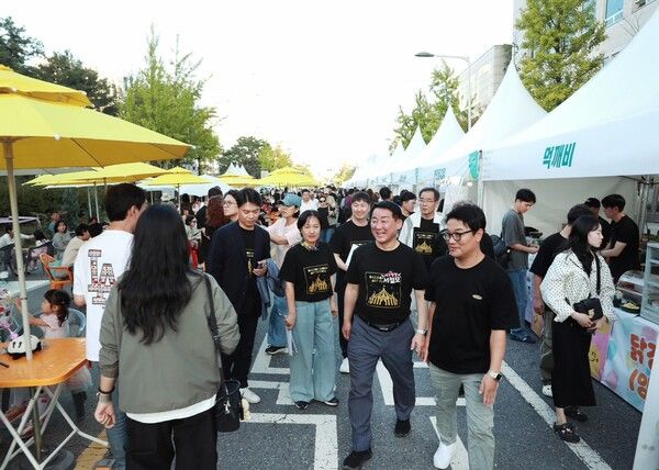 대전 서구 샘머리공원과 보라매공원 일대가 2025 아트페스티벌 축제를 찾은 시민들로 북적이고 있다. (사진=대전 서구 제공)