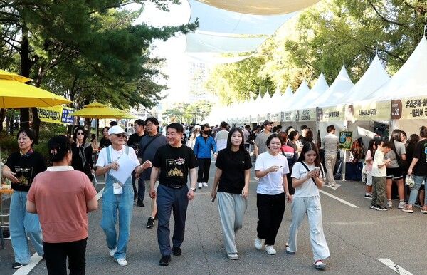 대전 서구 샘머리공원과 보라매공원 일대가 2025 아트페스티벌 축제를 찾은 시민들로 북적이고 있다. (사진=대전 서구 제공)