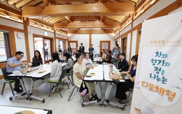 대전 동구 이사동 유교전통의례관 대전별서에서 관내 어린이집 영유아 부모를 대상으로 전통 다도와 향 체험이 진행된 가운데 박희조 동구청장과 영유아 부모들이 다도와 향을 맡고 있다. (사진=동구 제공)