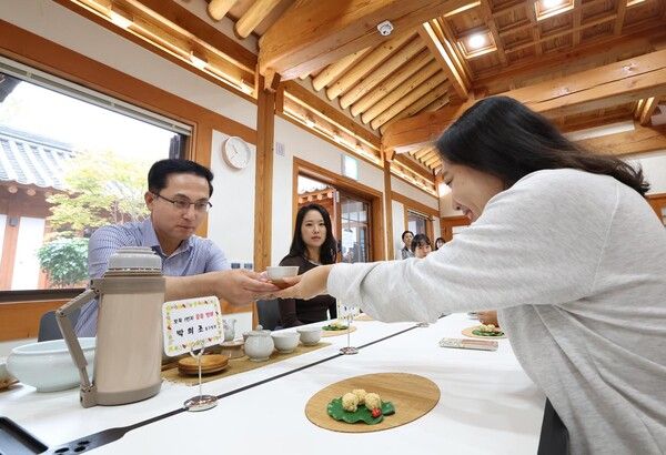 대전 동구 이사동 유교전통의례관 대전별서에서 관내 어린이집 영유아 부모를 대상으로 전통 다도와 향 체험이 진행된 가운데 박희조 동구청장과 영유아 부모들이 다도와 향을 맡고 있다. (사진=동구 제공)