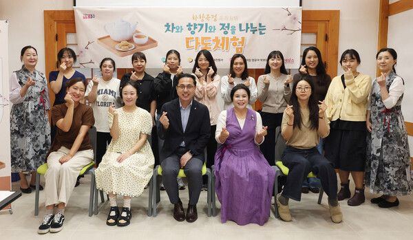 대전 동구 이사동 유교전통의례관 대전별서에서 관내 어린이집 영유아 부모를 대상으로 전통 다도와 향 체험이 진행된 가운데 박희조 동구청장과 영유아 부모들이 다도와 향을 맡고 있다. (사진=동구 제공)