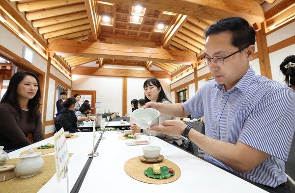 대전 동구 이사동 유교전통의례관 대전별서에서 관내 어린이집 영유아 부모를 대상으로 전통 다도와 향 체험이 진행된 가운데 박희조 동구청장과 영유아 부모들이 다도와 향을 맡고 있다. (사진=동구 제공)