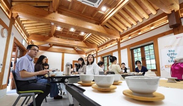 대전 동구 이사동 유교전통의례관 대전별서에서 관내 어린이집 영유아 부모를 대상으로 전통 다도와 향 체험이 진행된 가운데 박희조 동구청장과 영유아 부모들이 다도와 향을 맡고 있다. (사진=동구 제공)