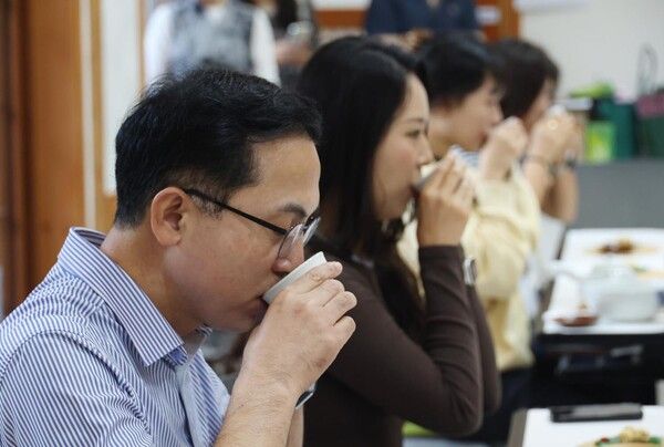 대전 동구 이사동 유교전통의례관 대전별서에서 관내 어린이집 영유아 부모를 대상으로 전통 다도와 향 체험이 진행된 가운데 박희조 동구청장과 영유아 부모들이 다도와 향을 맡고 있다. (사진=동구 제공)