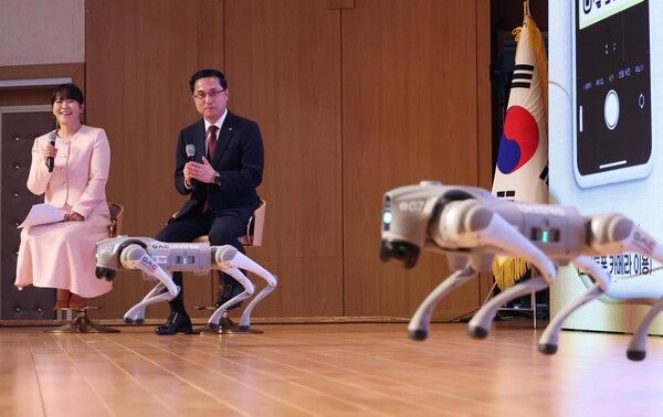 제37회 구민의 날 기념식에서 참석자들이 퍼포먼스를 마치고 기념촬영을 하고 있다. (사진=대전 동구)