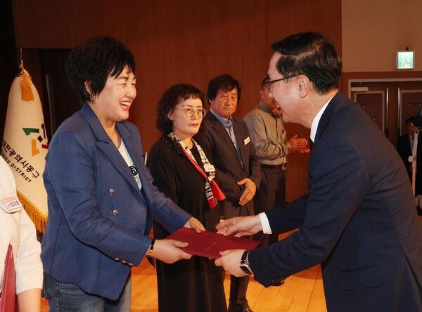 제37회 구민의 날 기념식에서 참석자들이 퍼포먼스를 마치고 기념촬영을 하고 있다. (사진=대전 동구)
